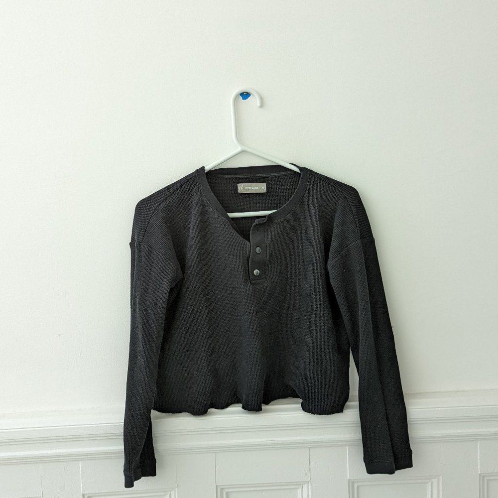 EVERLANE Organic Cotton Waffle Henley in Washed Black